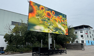 30sqm chassis-free folding screen + local trucks: The new